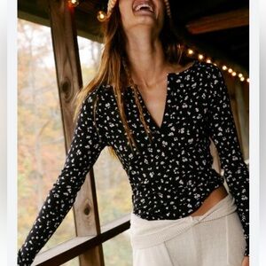 FREE PEOPLE BILLIE RARE COLOR SPLIT NECK TOP FLORAL BLACK COMBO MEDIUM